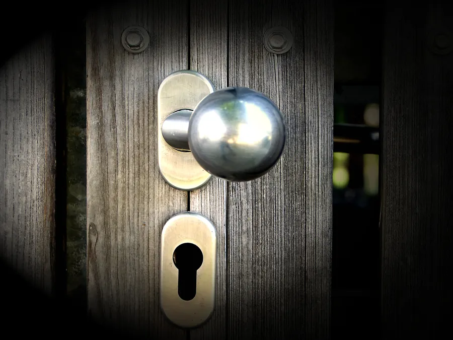 Escudo de seguridad de una puerta blindada para tu casa en Cunit